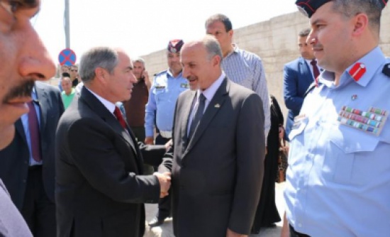 بالصور ... الملقي يزور قبر والده في إربد بالصور ... الملقي يزور قبر والده في إربد