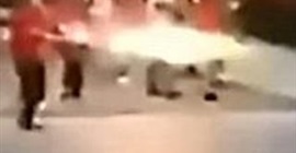 بالفيديو.. حفل زفاف يتحول إلى معركة بقاذفات اللهب بالفيديو.. حفل زفاف يتحول إلى معركة بقاذفات اللهب