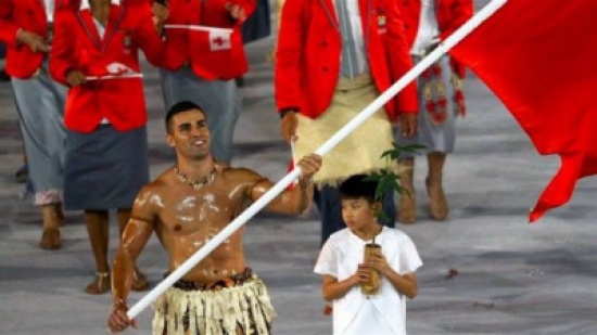 بالفيديو: من هو الشاب الذي خطف الأضواء في افتتاح الأولمبياد؟