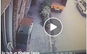 شاهد.. لحظة سرقة شاب هاتف محمول بطريقة ماكرة