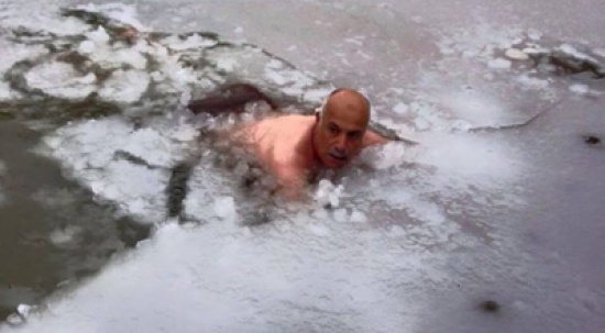 فلسطيني يسبح في المياه المتجمدة تضامنا مع اللاجئين