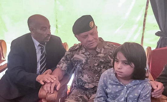 الملك يقدم واجب العزاء بالشهيد أحمد الزعبي في الرمثا