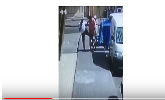 نهاية شخصين تشاجرا بالسلاح الأبيض في الشارع (فيديو)
