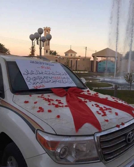 صورة.. سعودية تعبر عن وفائها لزوجها بإهدائه سيارة جديدة