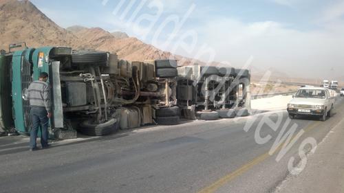بالصور : إنقلاب شاحنة محملة بالفوسفات في العقبة بالصور : إنقلاب شاحنة محملة بالفوسفات في العقبة