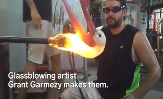 بالفيديو: يصنع نماذج مدهشة للحيوانات من الزجاج