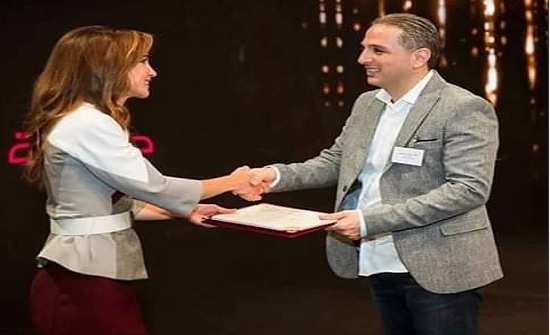 الملكة تكرم طالب خريج جامعة إربد الأهلية بجائزة المعلم المتميز الملكة تكرم طالب خريج جامعة إربد الأهلية بجائزة المعلم المتميز