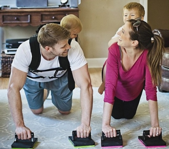 شاهد: والدان يستخدمان أطفالهما كأوزان رياضية