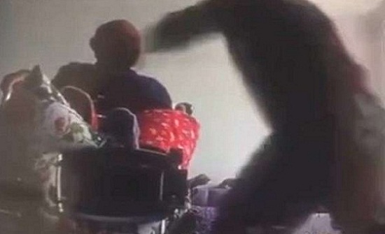 فيديو مروع لموظف رعاية يصفع مسنا 57 مرة في 3 ساعات فيديو مروع لموظف رعاية يصفع مسنا 57 مرة في 3 ساعات