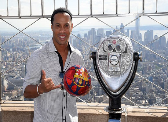 برشلونة مُنزعج من تصرف رونالدينيو برشلونة مُنزعج من تصرف رونالدينيو