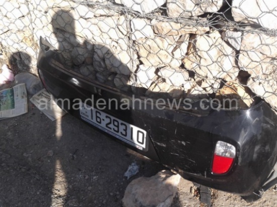 بالصور : سيارة " كيا " تصطدم بجدار استنادي وسيارة درك على طريق جرش - عمان