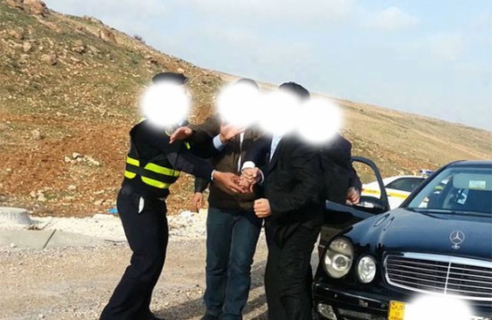 بالصورة : سائق سيارة دبلوماسية يحاول الاعتداء على رقيب سير في عمان