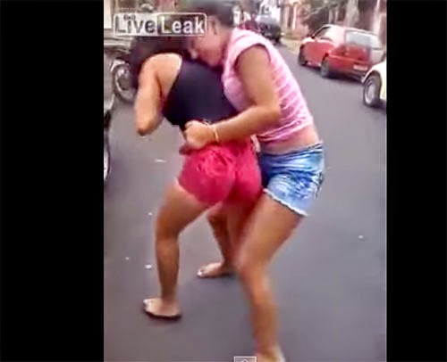 شاهد.. معركة عنيفة بين شقيقتين !