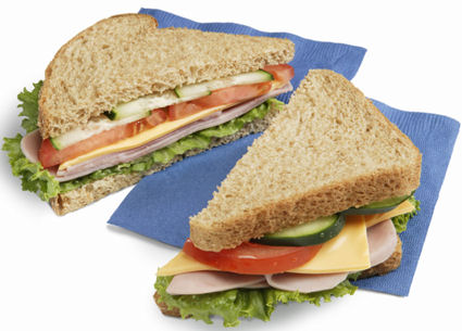 مبادرة خيرية بمدرسة المغير سندويشة لكل طالب