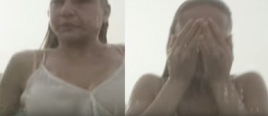 بالفيديو| غرق الفنّانة المصريّة “نيللي كريم” في البحر بالفيديو| غرق الفنّانة المصريّة “نيللي كريم” في البحر