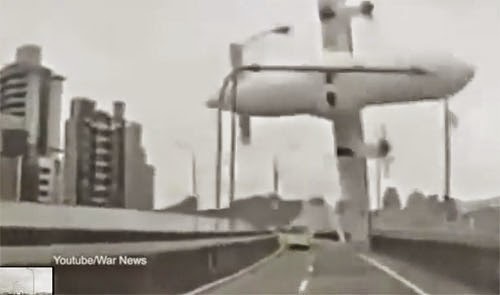 لحظة سقوط طائرة ركاب تايوانية في النهر