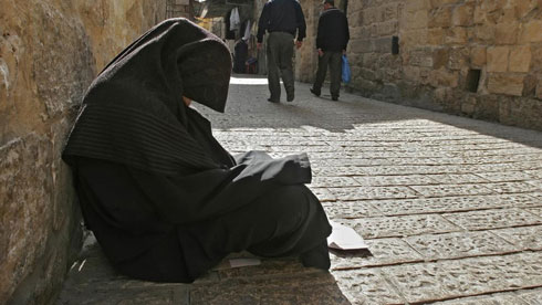 الزرقاء : القبض على متسولة " سورية " وبحوزتها 1000 دينار الزرقاء : القبض على متسولة " سورية " وبحوزتها 1000 دينار