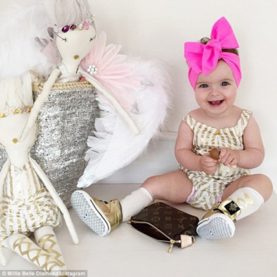 صور: أصغر نجمة دعاية بعمر 14 شهرا فقط