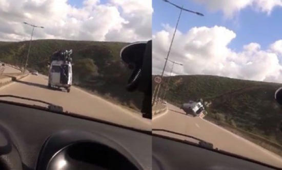 شاهد...  لحظة انقلاب شاحنة وتطاير الركاب في الهواء