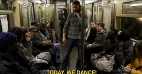 شاهد: رجل يحول مترو نيويورك لصالة رقص
