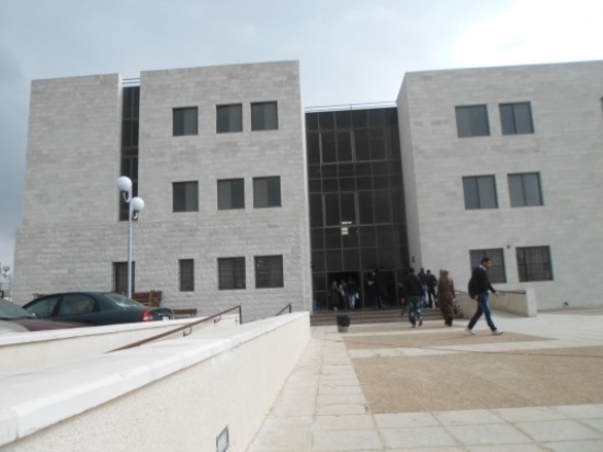 كلية الحصن الجامعية تنجز العمل في المبنى الجديد