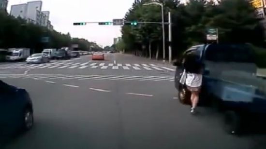 فتاة "تطبع قبلة" على شاحنة كادت تودي بحياتها