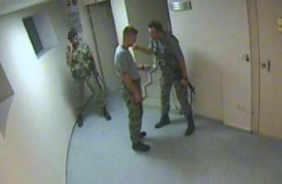 لقطات مثيرة لمداهمة الانقلابيين في برج مطار أتاتورك (فيديو) لقطات مثيرة لمداهمة الانقلابيين في برج مطار أتاتورك (فيديو)