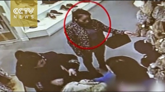 شاهد.. فتاة تسرق آيفون 6 من حقيبة سيدة بمهارة عالية