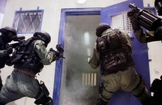 قوات الاحتلال تستعد لاقتحام سجن النقب وتحذير من انفجار