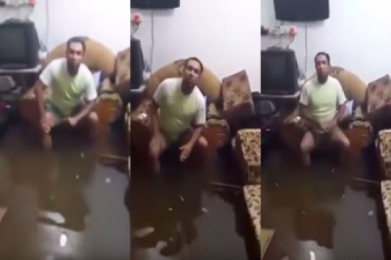 شاهد.. عراقي يسبح داخل بيته من الأمطار