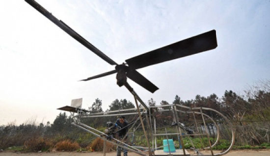 مزارع صيني يصنع طائرته الخاصة من بقايا دراجة نارية