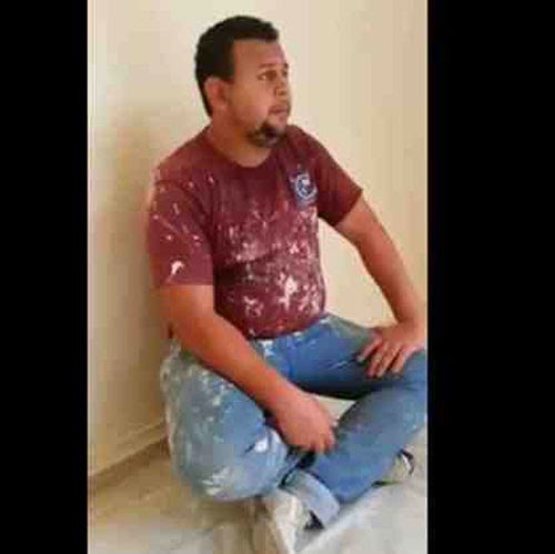 عامل يرتل القرآن بصوت رائع