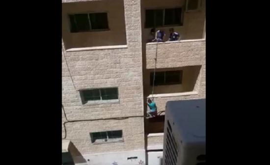 بالفيديو / شاهد سقوط صبي من عمارة في طبربور بالفيديو / شاهد سقوط صبي من عمارة في طبربور