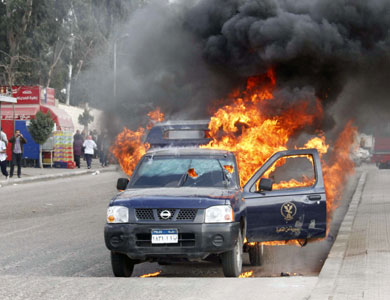 إصابات وحرق سيارتين للشرطة في مسيرات ليلية لأنصار مرسي