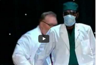 شاهد..  “ساحر يقطع جسد زميله ويعيده مرة أخرى”