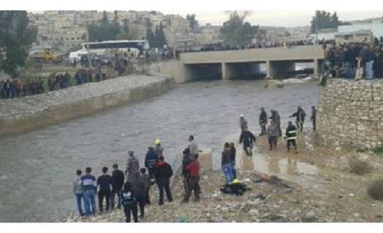 وفاة طفل في الرابعة من عمره غرقا بسيل الزرقاء وفاة طفل في الرابعة من عمره غرقا بسيل الزرقاء