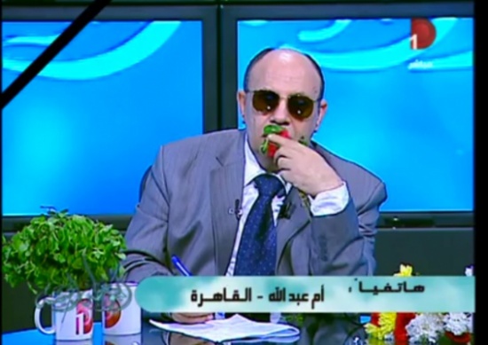 متصلة لمبروك عطية  : " جوزي طلقني عشان انكشفت دراعي قدام جوز بنتي "