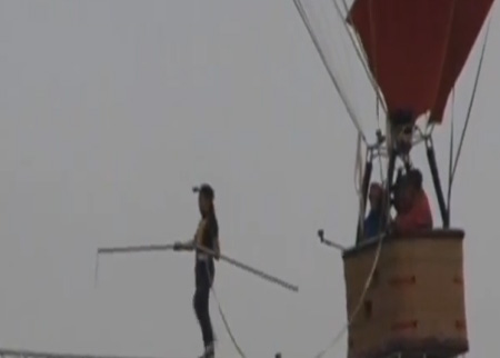 رقم قياسي للمشي على حبل معلق بين منطادين