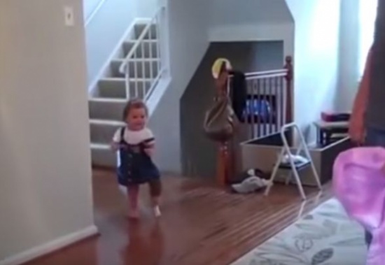 شاهد.. لحظة مؤثرة لطفلة تسير على ساقها الصناعية للمرة الأولى