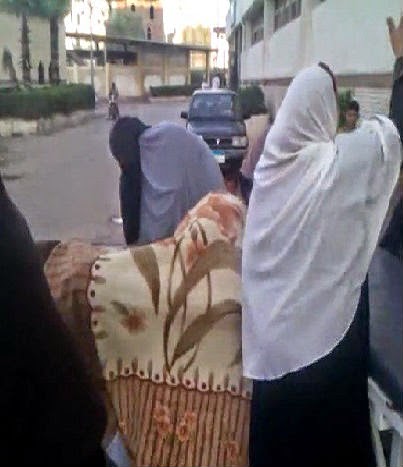 فيديو المرأة التي ولدت بالشارع يطيح بمدير مستشفى وأطبائه