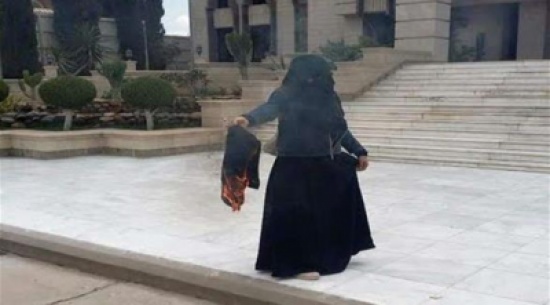 يمنية تحرق حجابها بعد أن رفض الحوثيون صرف مرتبها يمنية تحرق حجابها بعد أن رفض الحوثيون صرف مرتبها