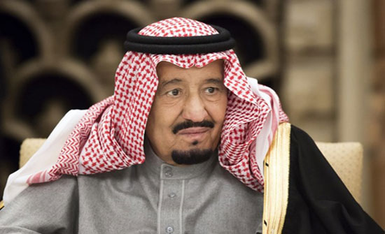 بالصور: الملك سلمان یقبل ید أخیه.. والد الوليد بن طلال بالصور: الملك سلمان یقبل ید أخیه.. والد الوليد بن طلال