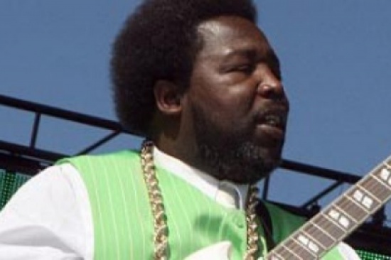 شاهد.. مغني راب يلكم معجبة على المسرح ويطرحها أرضاً