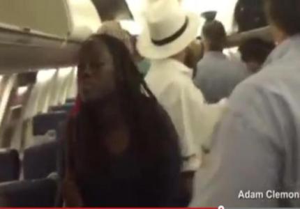 شاهد..  فوضى لحظة إخلاء طائرة لدى انبعاث الدخان منها