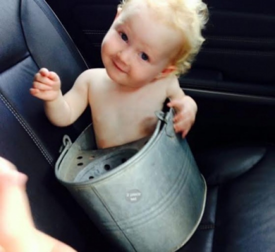 رضيعة تعلق داخل دلو معدني