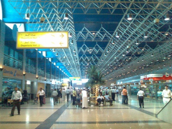 مصر : القبض على أردني سب مضيفة طيران