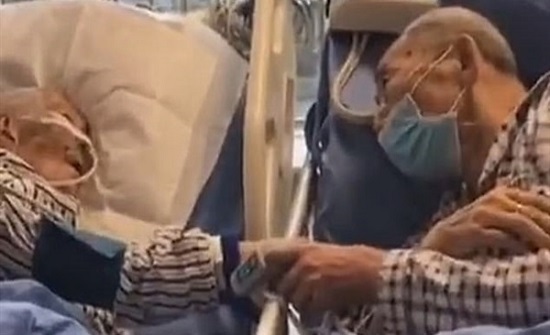 مشهد مؤثر.. مسن يودع زوجته في اللحظات الأخيرة من حياتها.. فيديو مشهد مؤثر.. مسن يودع زوجته في اللحظات الأخيرة من حياتها.. فيديو
