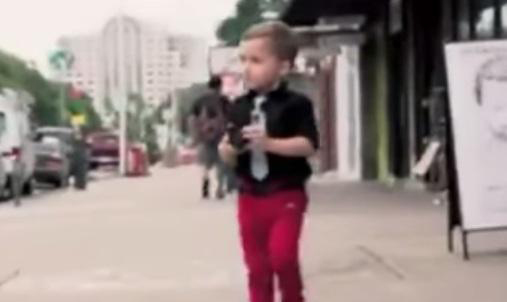 شاهد: ردة فعل الفتيات على طفل يعاكسهن