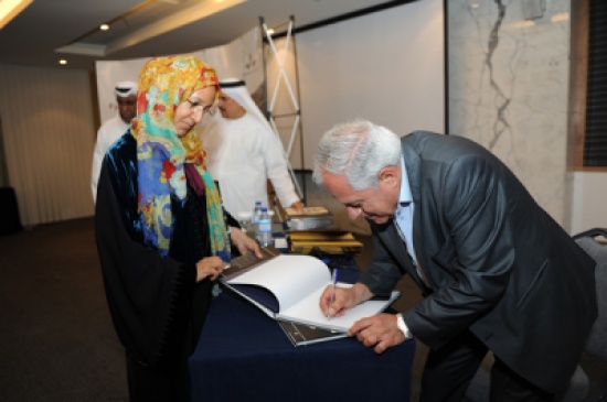 "الإمارات الثقافية" تطلق كتاب "وجوه من التشكيل الإماراتي المعاصر" "الإمارات الثقافية" تطلق كتاب "وجوه من التشكيل الإماراتي المعاصر"