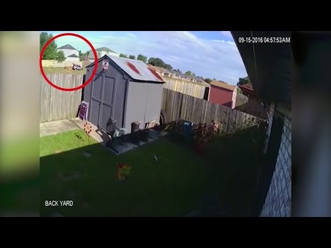 بالفيديو: لحظة إحراق مشتبه به لسيارة بعد قتل صاحبها بالفيديو: لحظة إحراق مشتبه به لسيارة بعد قتل صاحبها